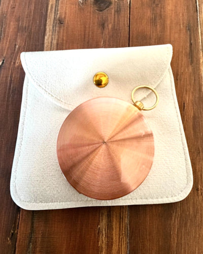 Rózsaarany iránytű - retro stílusú navigációs eszköz – hordozható és precíz iránymeghatározó eszköz utazók és felfedezők számára. Gravírozás, személyre szabás.