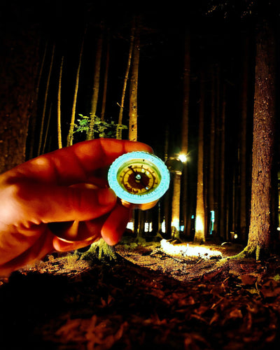 Vízálló Réz Iránytű Világító Hatással - Szükséges Túrázáshoz és Kempingezéshez, személyre szabható gravírozással