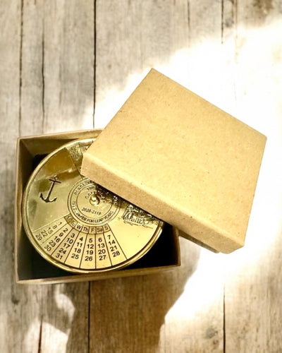 Kalendarium Wieczności Morski Żagiel – Mosiężny Kalendarz 100-letni - możliwy grawer na prezent