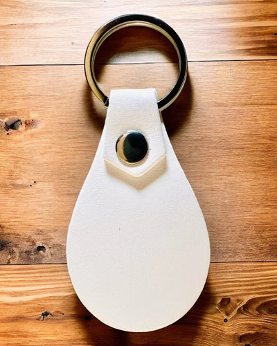 Személyre szabható gravírozott PU bőr kulcstartó - 5 színben elérhető