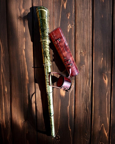 Voyager 1818” Királyi Távcső – Exkluzív, kézzel készített, 83 cm-es réztávcső valódi bőrtokban – Gyűjtői kiadás, személyre szabható gravírozással ajándékba