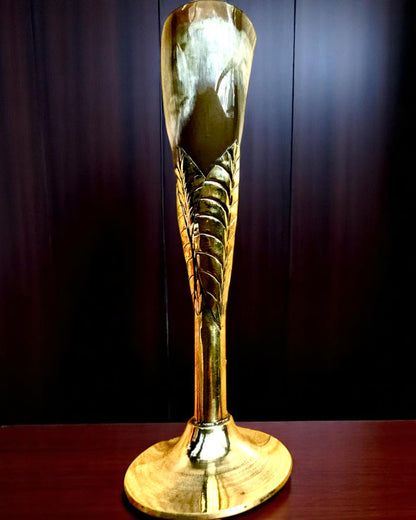 „A Kézművesség Szelleme” pohár bivalyszarvból és sárgarézből – kézzel készített Indiában, 22 cm, gravírozással személyre szabható ajándék