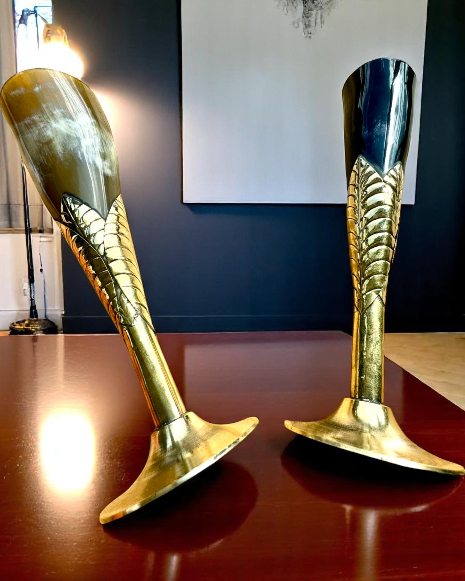 „A Kézművesség Szelleme” pohár bivalyszarvból és sárgarézből – kézzel készített Indiában, 22 cm, gravírozással személyre szabható ajándék