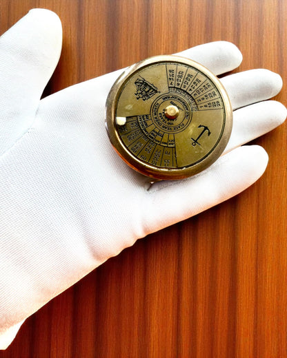 Mini Kalendarz Kapitański „Navigator” – mosiężna dekoracja z duszą żeglugi, opcja graweru na prezent, 5 cm średnicy