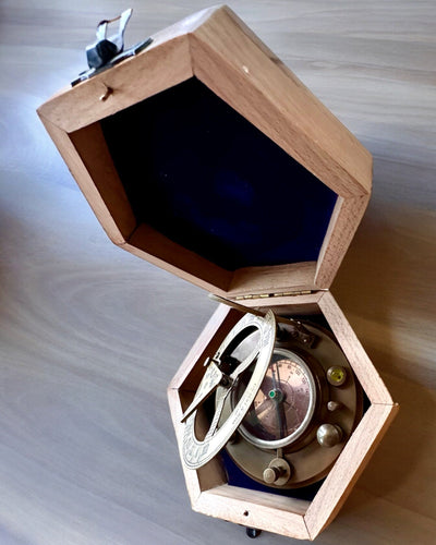 Kapitány Iránytű Explorer 2 – személyre szabható gravírozással ajándékba, 2 választható színváltozatban