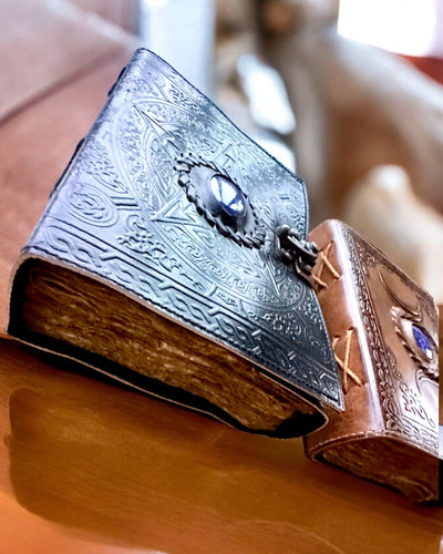 Prémium Napló, Antik minta, Bőr Jegyzetfüzet "Varázslatos Krónika" 200 oldal, 2 választható változat, személyre szabás gravírozással