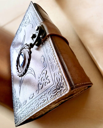 Prémium Napló, Antik minta, Bőr Jegyzetfüzet "Varázslatos Krónika" 200 oldal, 2 választható változat, személyre szabás gravírozással