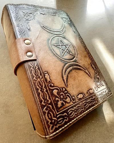 Prémium Napló, Antik minta, Bőr Jegyzetfüzet "Varázslatos Krónika" 200 oldal, 2 választható változat, személyre szabás gravírozással