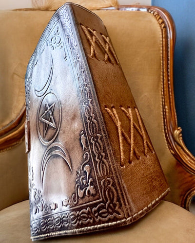 Prémium Napló, Antik minta, Bőr Jegyzetfüzet "Varázslatos Krónika" 200 oldal, 2 választható változat, személyre szabás gravírozással