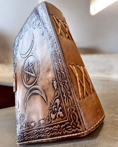 Prémium Napló, Antik minta, Bőr Jegyzetfüzet "Varázslatos Krónika" 200 oldal, 2 választható változat, személyre szabás gravírozással