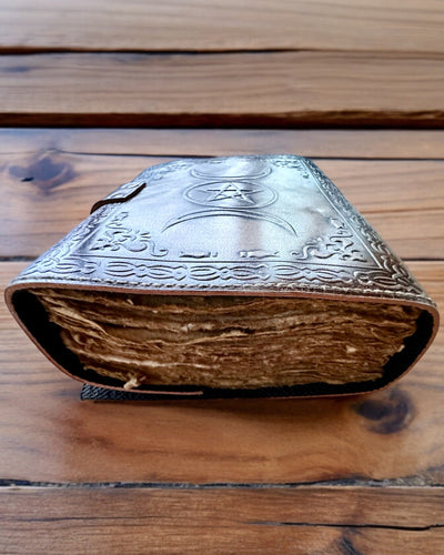 Prémium Napló, Antik minta, Bőr Jegyzetfüzet "Varázslatos Krónika" 200 oldal, 2 választható változat, személyre szabás gravírozással