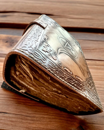 Prémium Napló, Antik minta, Bőr Jegyzetfüzet "Varázslatos Krónika" 200 oldal, 2 választható változat, személyre szabás gravírozással