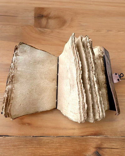 Prémium Napló, Antik minta, Bőr Jegyzetfüzet "Varázslatos Krónika" 200 oldal, 2 választható változat, személyre szabás gravírozással