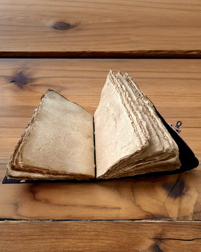 Prémium Napló, Antik minta, Bőr Jegyzetfüzet "Varázslatos Krónika" 200 oldal, 2 választható változat, személyre szabás gravírozással