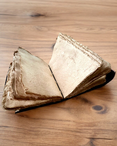 Prémium Napló, Antik minta, Bőr Jegyzetfüzet "Varázslatos Krónika" 200 oldal, 2 választható változat, személyre szabás gravírozással