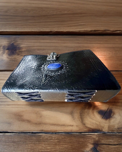 Prémium Napló, Antik minta, Bőr Jegyzetfüzet "Varázslatos Krónika" 200 oldal, 2 választható változat, személyre szabás gravírozással