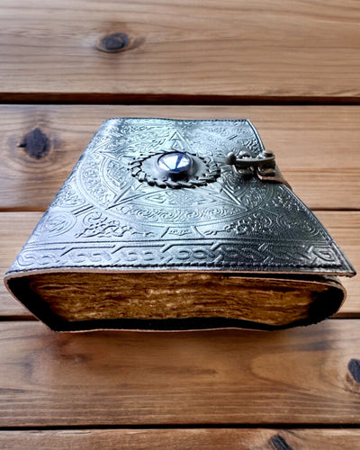 Prémium Napló, Antik minta, Bőr Jegyzetfüzet "Varázslatos Krónika" 200 oldal, 2 választható változat, személyre szabás gravírozással