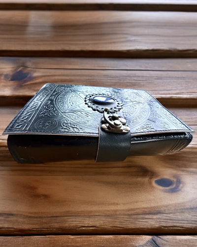 Prémium Napló, Antik minta, Bőr Jegyzetfüzet "Varázslatos Krónika" 200 oldal, 2 választható változat, személyre szabás gravírozással