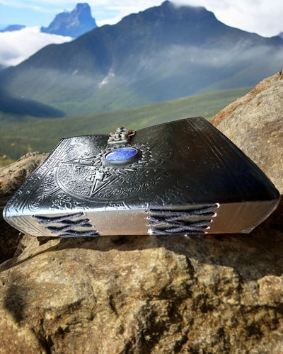 Prémium Napló, Antik minta, Bőr Jegyzetfüzet "Varázslatos Krónika" 200 oldal, 2 választható változat, személyre szabás gravírozással