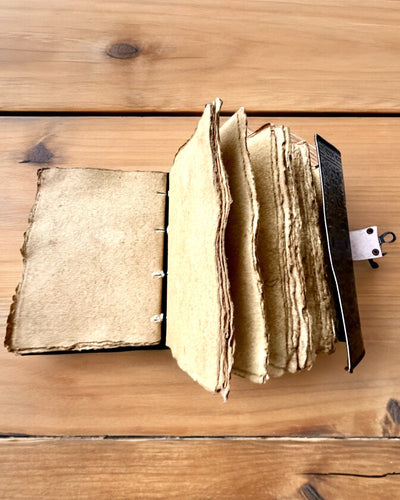 Prémium Napló, Antik minta, Bőr Jegyzetfüzet "Varázslatos Krónika" 200 oldal, 2 választható változat, személyre szabás gravírozással