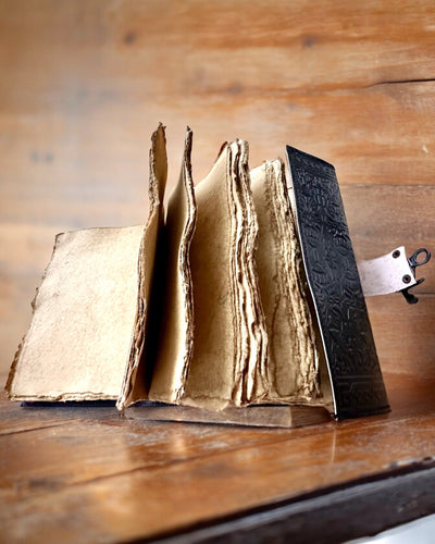 Prémium Napló, Antik minta, Bőr Jegyzetfüzet "Varázslatos Krónika" 200 oldal, 2 választható változat, személyre szabás gravírozással