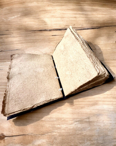 Prémium Napló, Antik minta, Bőr Jegyzetfüzet "Varázslatos Krónika" 200 oldal, 2 választható változat, személyre szabás gravírozással