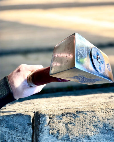 A Skaldrok Mjölnir Kalapácsa – 33 cm, Kézzel Kovácsolt Viking Kalapács Gravírozási Lehetőséggel