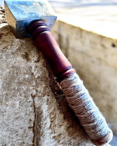 A Skaldrok Mjölnir Kalapácsa – 33 cm, Kézzel Kovácsolt Viking Kalapács Gravírozási Lehetőséggel