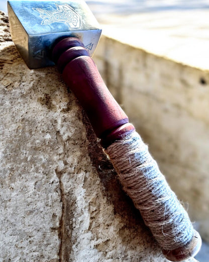 A Skaldrok Mjölnir Kalapácsa – 33 cm, Kézzel Kovácsolt Viking Kalapács Gravírozási Lehetőséggel