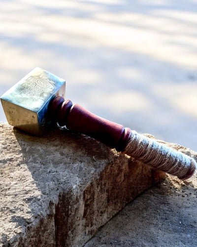 A Skaldrok Mjölnir Kalapácsa – 33 cm, Kézzel Kovácsolt Viking Kalapács Gravírozási Lehetőséggel