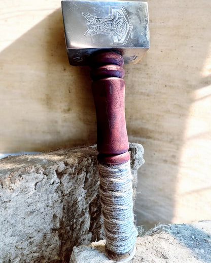A Skaldrok Mjölnir Kalapácsa – 33 cm, Kézzel Kovácsolt Viking Kalapács Gravírozási Lehetőséggel