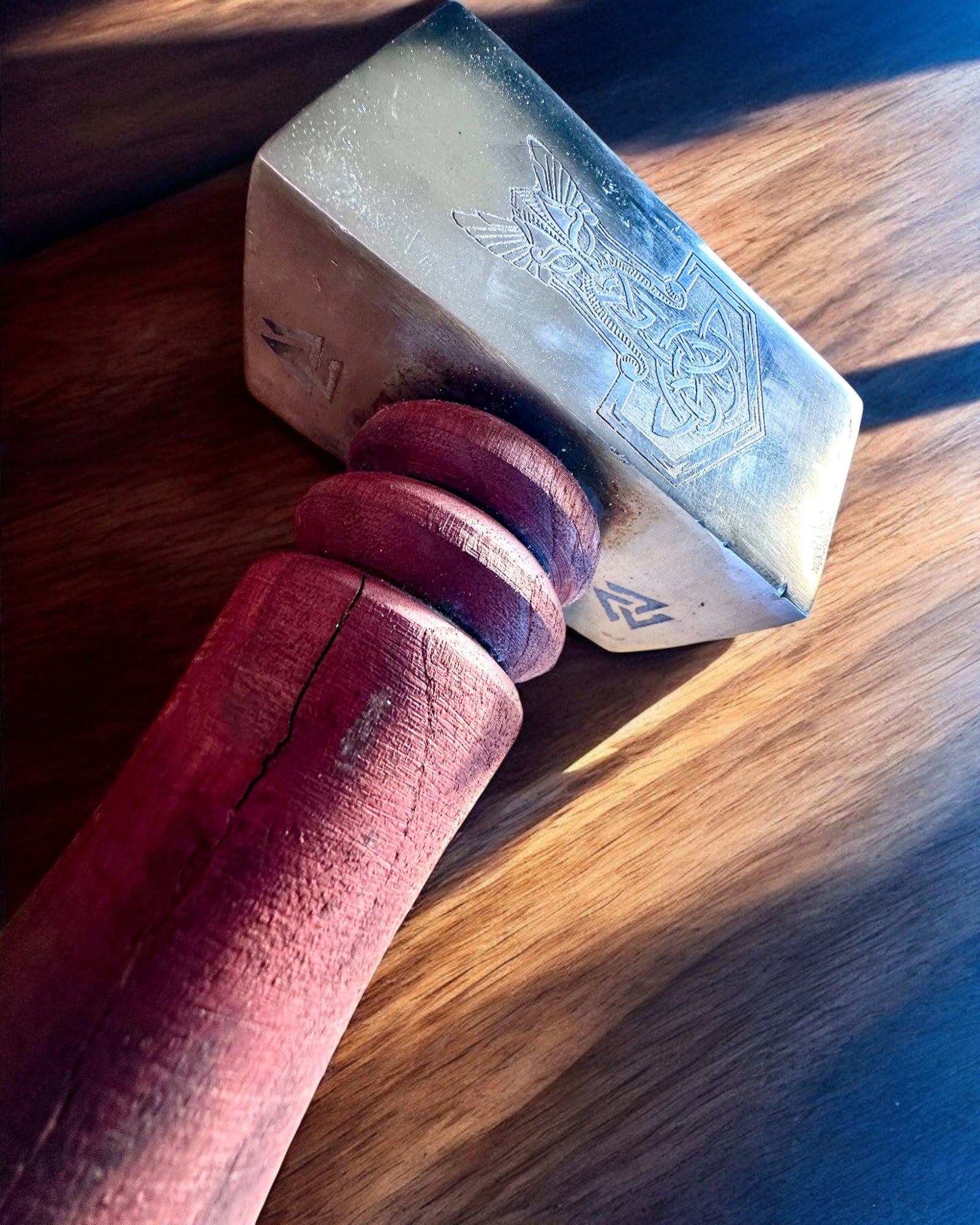 A Skaldrok Mjölnir Kalapácsa – 33 cm, Kézzel Kovácsolt Viking Kalapács Gravírozási Lehetőséggel