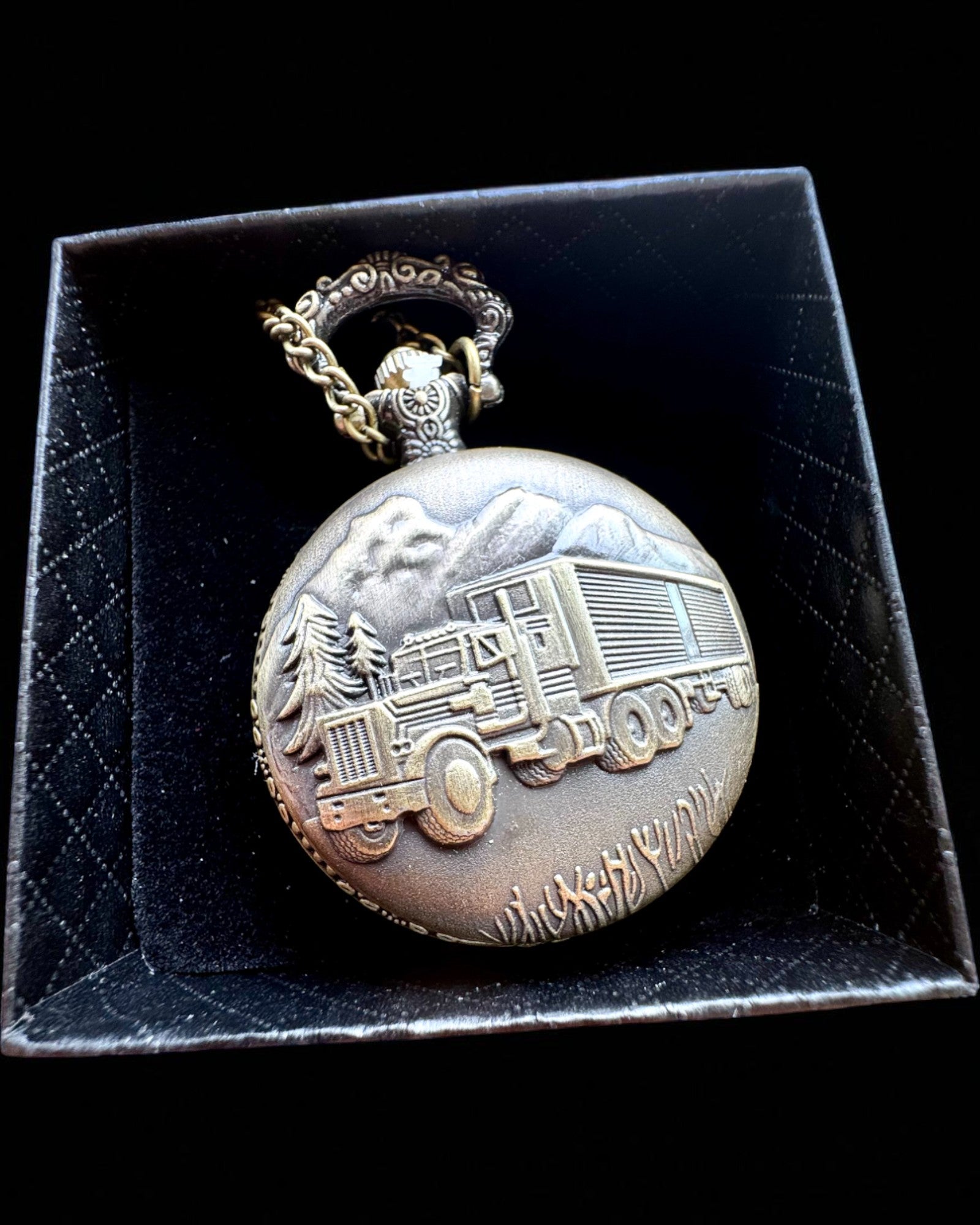 „Road King” Zsebóra – Teherautó motívummal, gravírozással, ajándékba