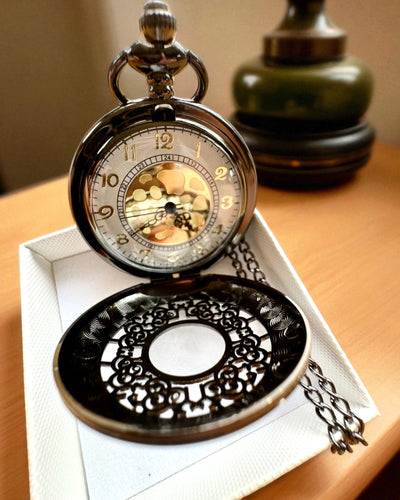 Fekete Zsebóra „Éjféli Elegancia”, személyre szabható ajándék gravírozással