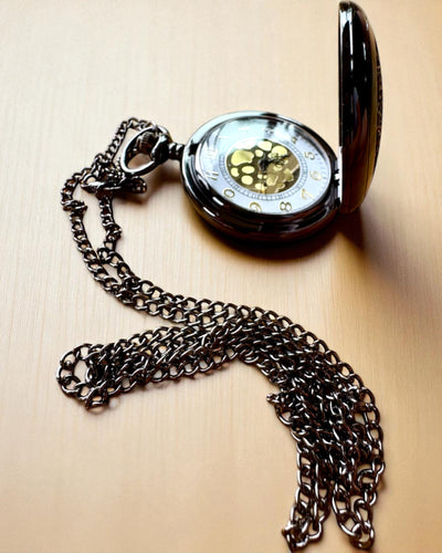 Fekete Zsebóra „Éjféli Elegancia”, személyre szabható ajándék gravírozással