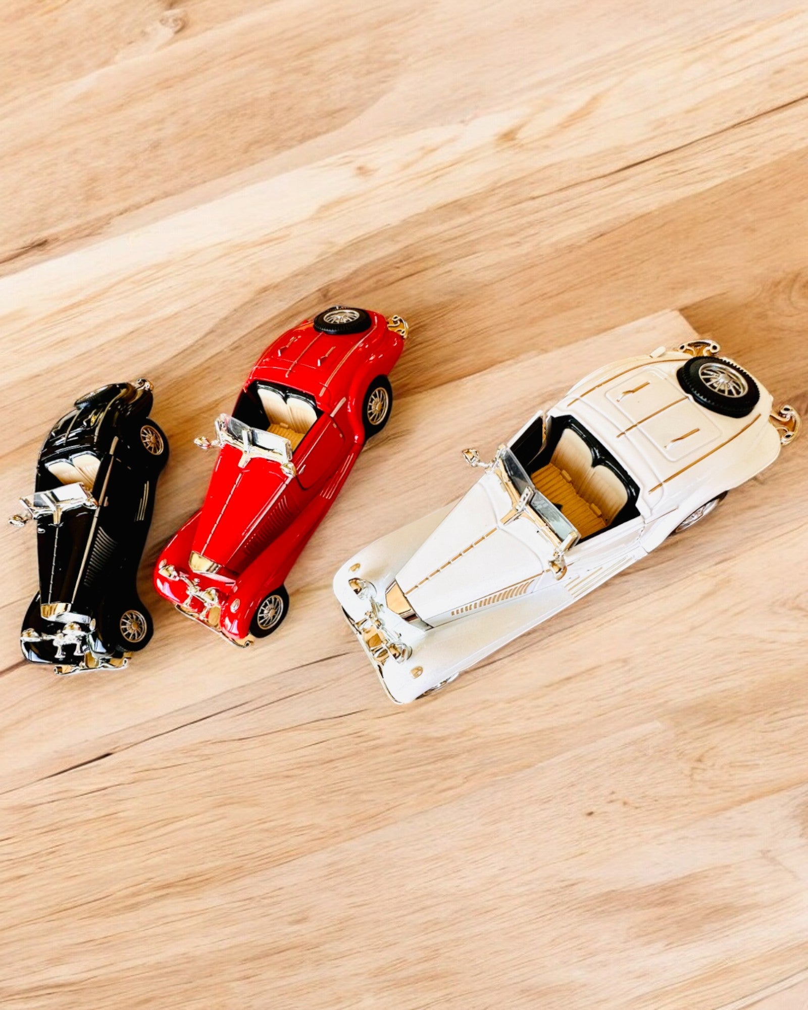 Klasszikus Retro Autók Miniatűr Modellje - személyre szabható ajándék gravírozással, 3 választható változat