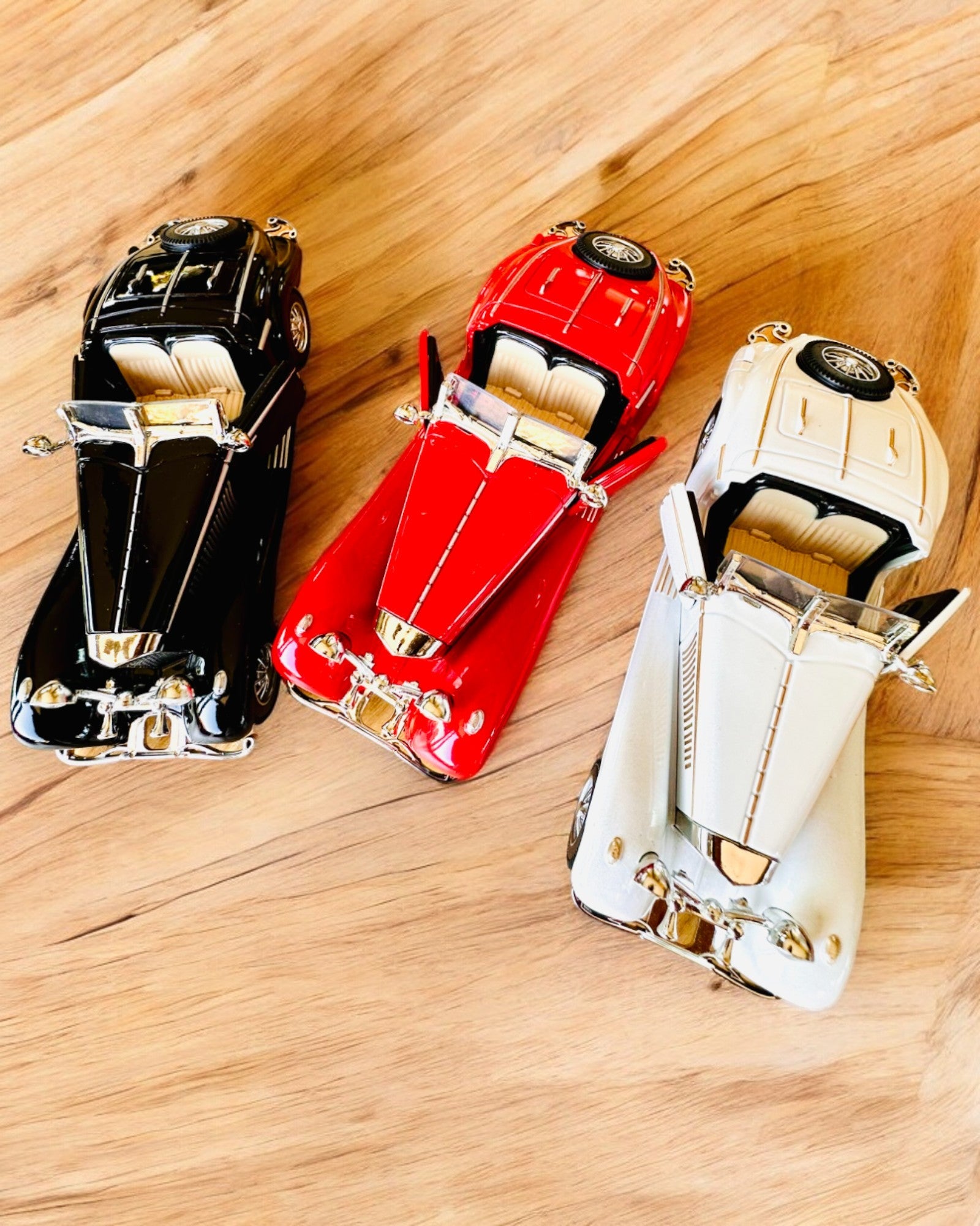 Klasszikus Retro Autók Miniatűr Modellje - személyre szabható ajándék gravírozással, 3 választható változat