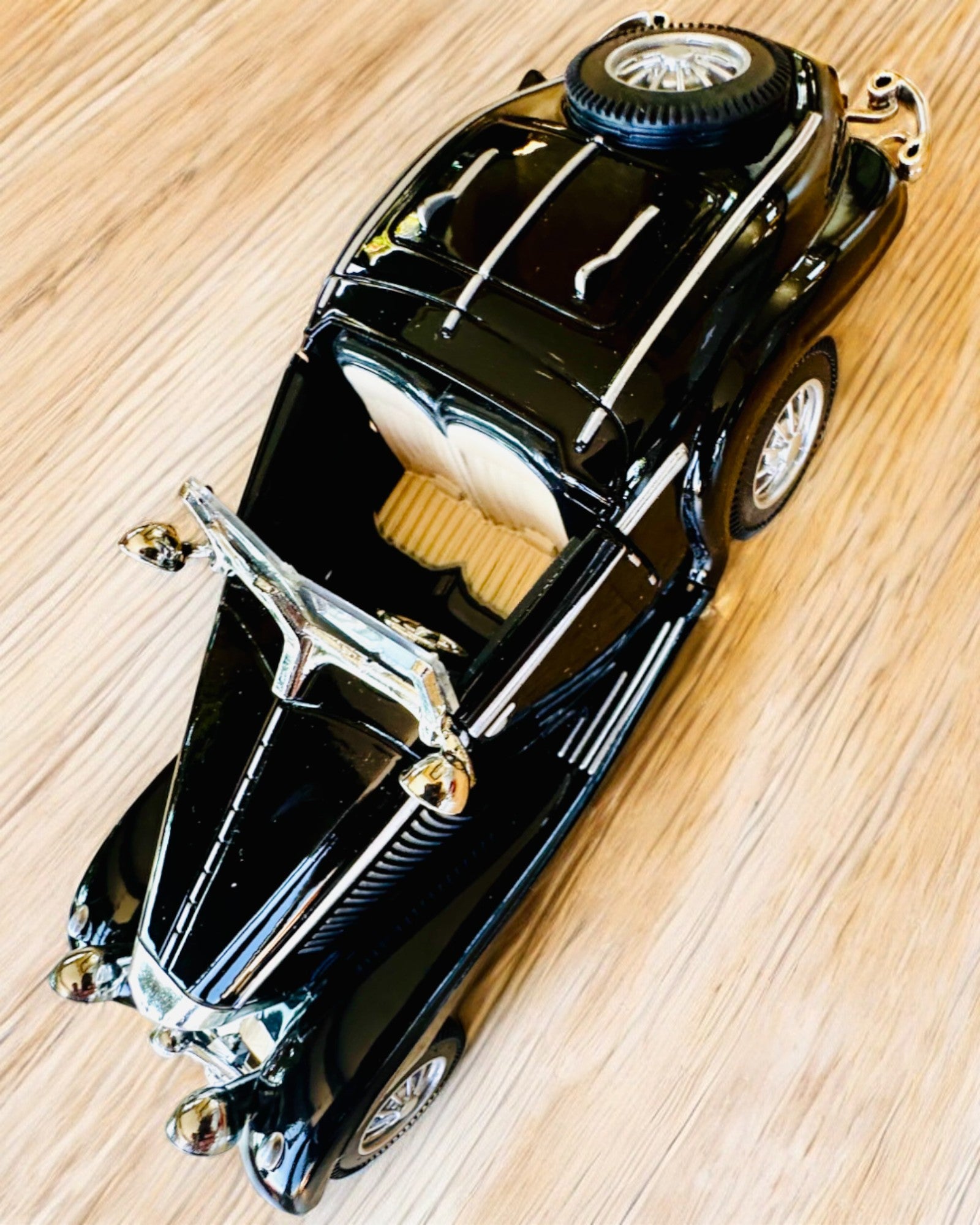 Klasszikus Retro Autók Miniatűr Modellje - személyre szabható ajándék gravírozással, 3 választható változat