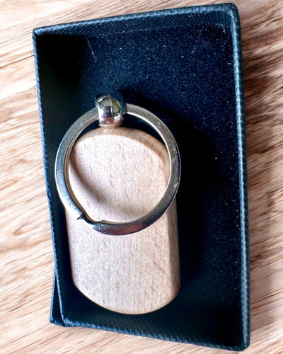 Elegáns Fa Kulcstartó Személyre Szabható Gravírozással – Ideális Ajándék