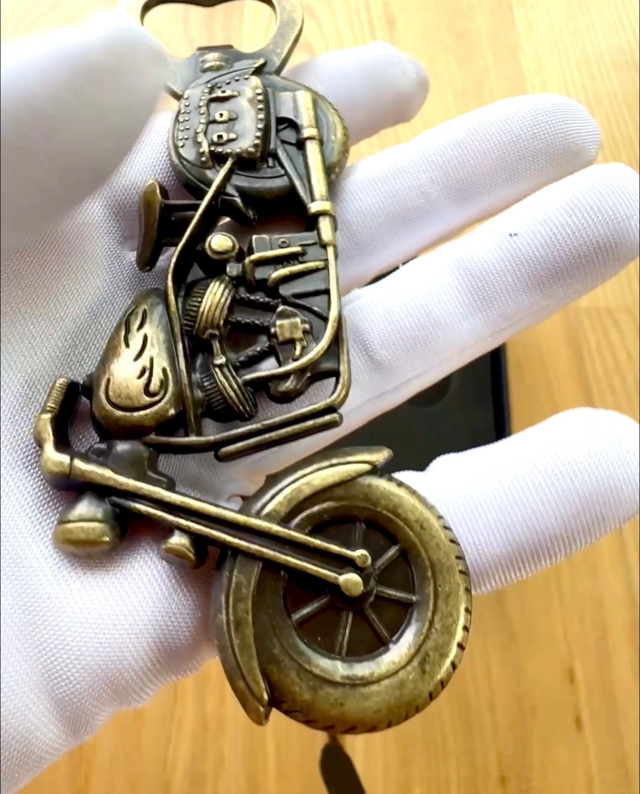 Motorkerékpár alakú üvegnyitó - személyre szabott gravírozással ajándékba