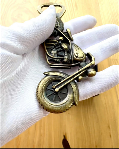 Motorkerékpár alakú üvegnyitó - személyre szabott gravírozással ajándékba