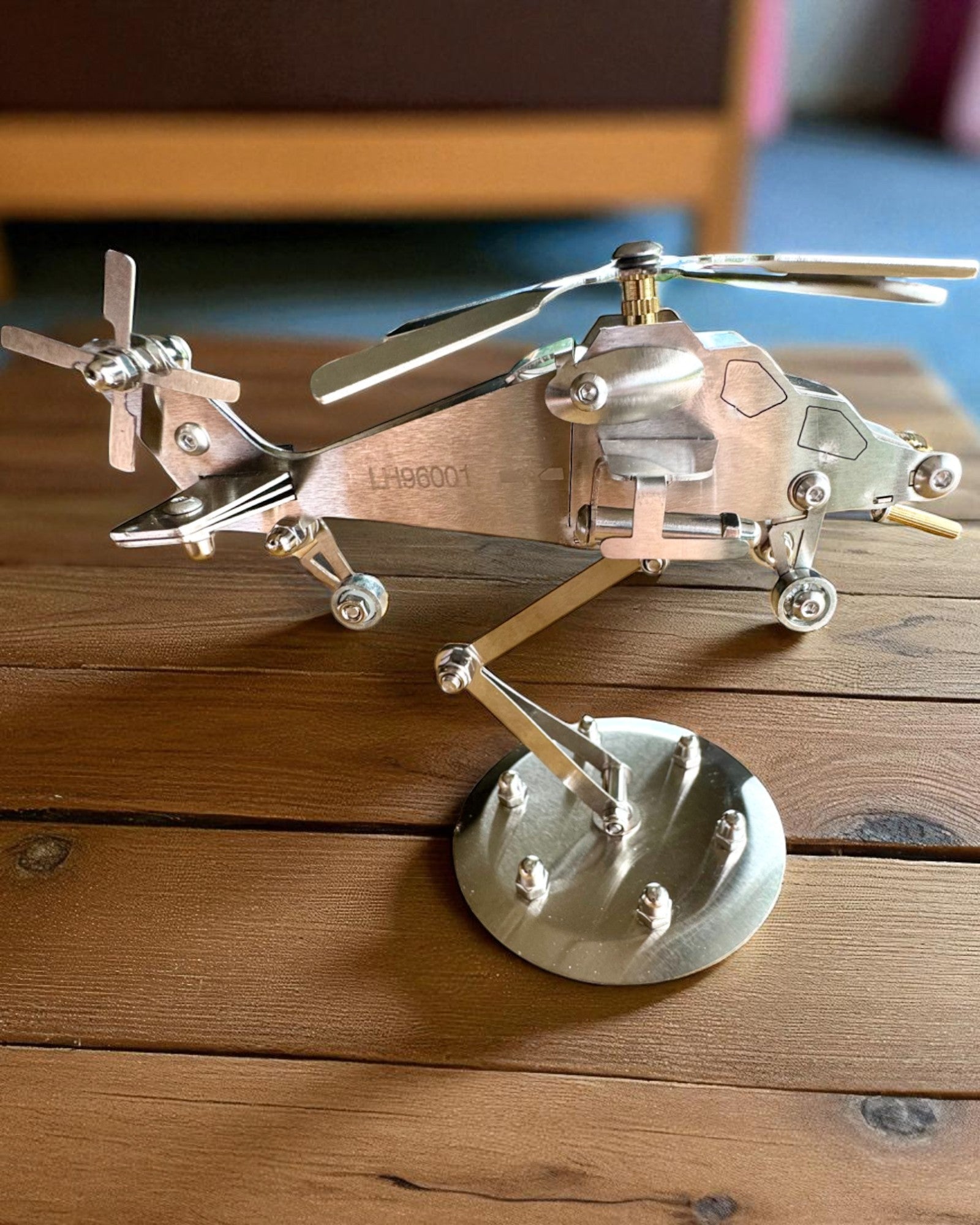 Fém Helikopter Modell „SkyRider” – Állítható Asztali Állvány személyre szabott gravírozással ajándékba