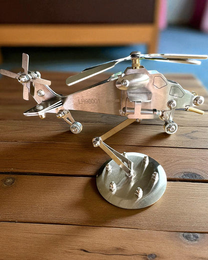 Fém Helikopter Modell „SkyRider” – Állítható Asztali Állvány személyre szabott gravírozással ajándékba