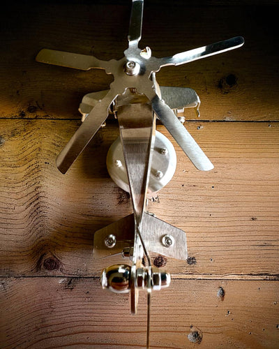 Fém Helikopter Modell „SkyRider” – Állítható Asztali Állvány személyre szabott gravírozással ajándékba