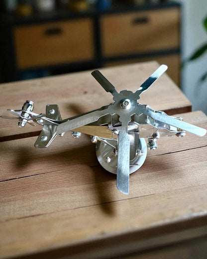 Fém Helikopter Modell „SkyRider” – Állítható Asztali Állvány személyre szabott gravírozással ajándékba