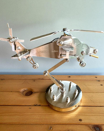 Fém Helikopter Modell „SkyRider” – Állítható Asztali Állvány személyre szabott gravírozással ajándékba