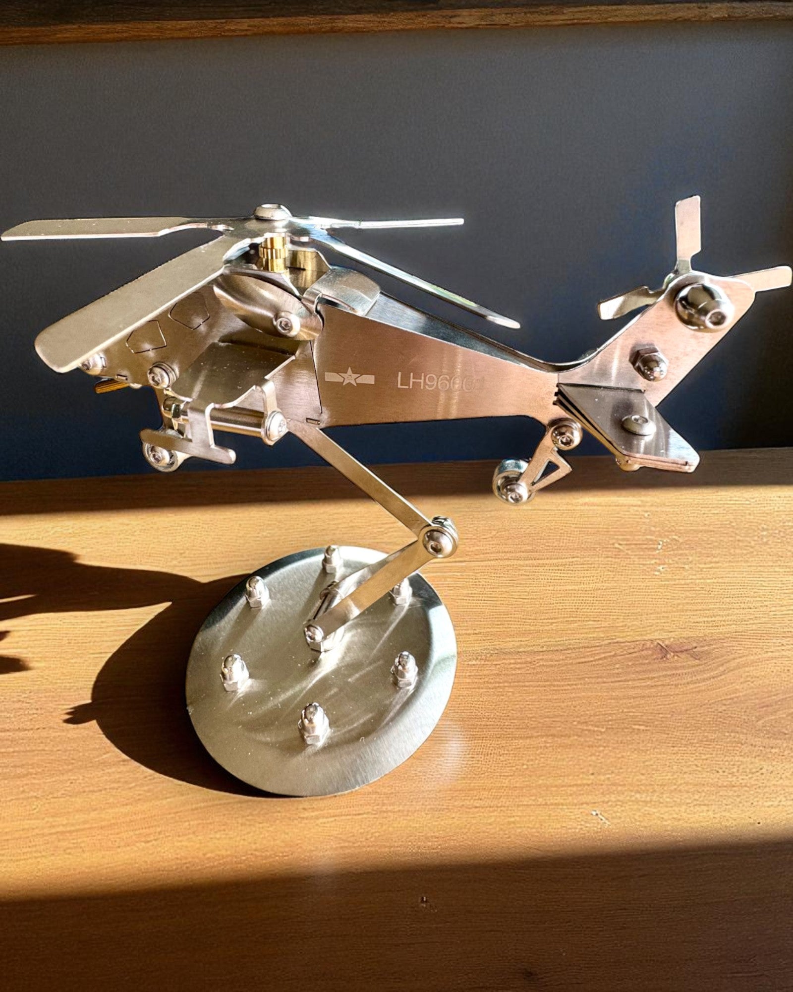 Fém Helikopter Modell „SkyRider” – Állítható Asztali Állvány személyre szabott gravírozással ajándékba
