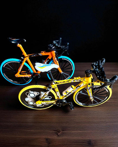 Miniatűr fém modell kerékpár gyűjtőknek "Speed Rider 1.2" – személyre szabás gravírozással ajándékba, 2 színváltozatban
