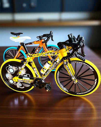 Miniatűr fém modell kerékpár gyűjtőknek "Speed Rider 1.2" – személyre szabás gravírozással ajándékba, 2 színváltozatban