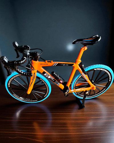 Miniatűr fém modell kerékpár gyűjtőknek "Speed Rider 1.2" – személyre szabás gravírozással ajándékba, 2 színváltozatban